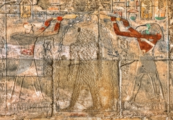 Paroh Khat-shepset (BCE1504-1483) erased from wall of Karnak temple-palace
